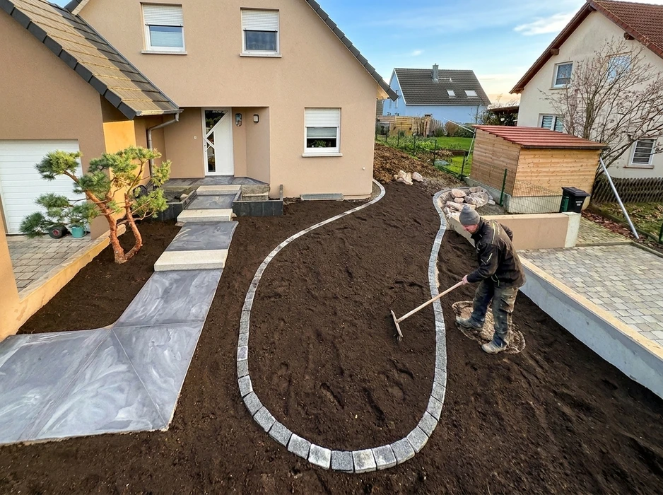 Paysage professionnel du Caucase Rolling Out the Sod Préparant la pelouse instantanée dans le jardin paysager de son client
