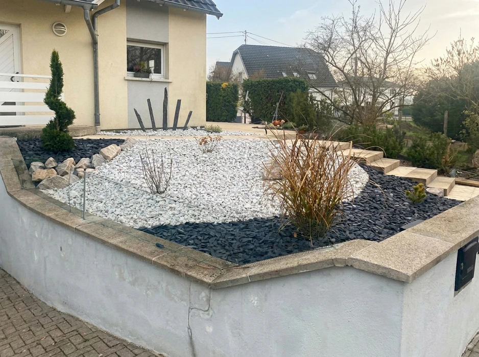 Jardin résidentiel extérieur avec aménagement paysager professionnel
