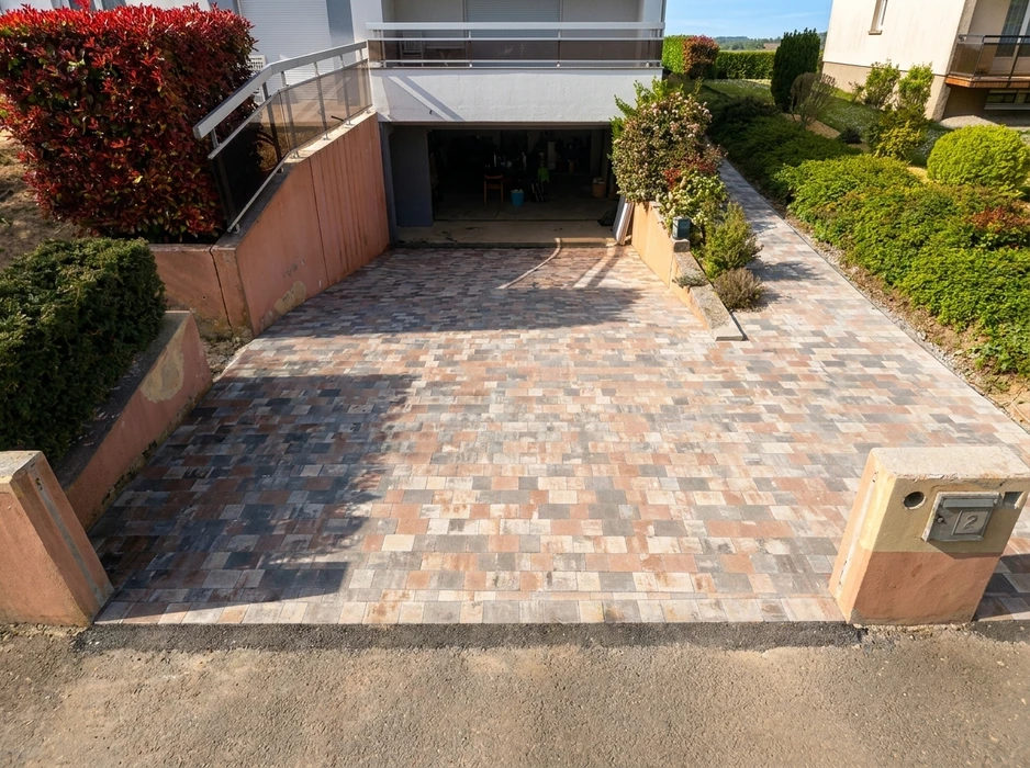 Projet de jardinage et de jardinage, terrassement des espaces en terrasse avec des murs en brique, pierre et pierre pour la zone paysagée fleurie et végétale